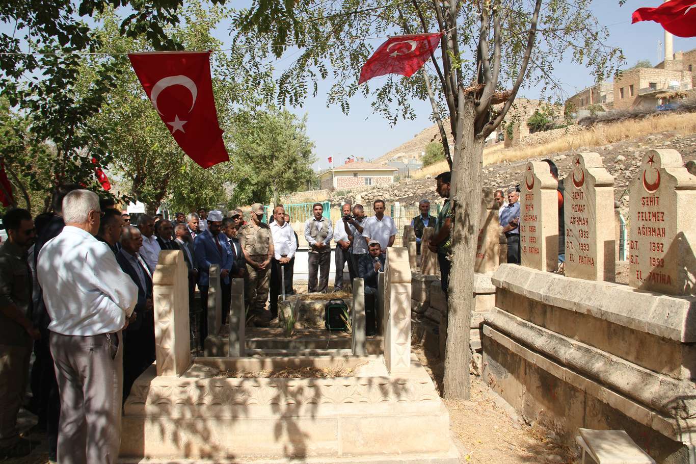 PKK'nin 29 yıl önce katlettiği 26 köylü mezarları başında anıldı PKK'nin 29 yıl önce katlettiği 26 köylü mezarları başında anıldı
